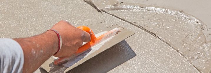 Person glättet Beton mit Glättkelle